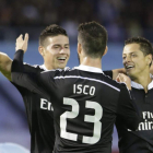 James, Isco y Chicharito, autor de dos goles ante el Celta, celebran uno de los cuatro tantos del Madrid.