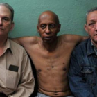 El periodista Fariñas, en huelga de hambre y sed, en el centro, con dos opositores.
