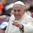El papa Francisco saluda a los fieles congregados en la plaza de San Pedro del Vaticano.