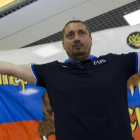 El jefe de los ultras rusos, con la bandera de su país.