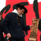 El exdirigente de ETA 'Josu Ternera' acompañado por sus hijos Irati (i) y Egoitz (d), en el año 2000.