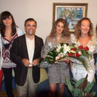 Paula García, entre el alcalde y la edil de Fiestas, con sus damas de honor.