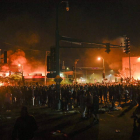 Protestas en Minneapolis anoche, cuando incendiaron la comisaría. CRAIG LASSIG