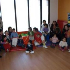 Los niños y algunos padres, en la nueva guardería municipal de Villaquejida.