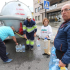 Vecinos de Fabero abasteciéndose de agua potable a través de una cuba cisterna habilitada por el Ayuntamiento. L. DE LA MATA