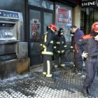 Policías vascos ante un cajero quemado por los radicales en San Sebastián