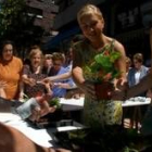 Teresa Magaz repartió plantas en Fernando Miranda en el Día del Medio Ambiente del año pasado