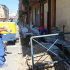 La obra de mejora de tuberías se inició en la calle Manuel Arroyo y se amplía a la de Odón Alonso. M.Á.C.