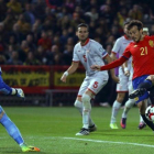 David Silva, durante el partido España-Macedonia, celebrado en el estadio granadino de Los Cármenes.