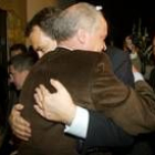 Zapatero abraza a su viejo maestro y amigo Alfonso García, un momento emotivo de su visita a León