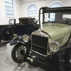 Vista de uno de los cuatro vehículos de principios de siglo, del Museo de Automoción. J.M. GARCÍA