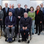 El presidente Herrera (c), junto a la consejera de Familia, Garcia (d), posan con los responsables de Cermi Castilla y León. NACHO GALLEGO