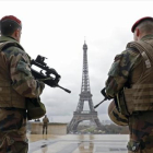 Militares custodian la torre Eiffel