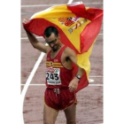 Gracía Bragado ondea la bandera de España tras lograr la medalla de plata