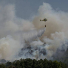 Un helicóptero lanza agua en el incendio registrado en el municipio orensano de Cualedro donde se han quemado 1.100 hectáreas.