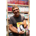Vicente Muñoz con un ejemplar de «Vinalia Trippers».
