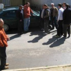 El pedáneo actual observa, sentado, la cola de vecinos que acuden a firmar.