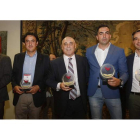 Los representantes de la bodegas premiadas con el subdirector de Diario de León, Rafael Blanco (centro). MARCIANO PÉREZ