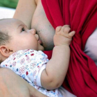 Una mujer amamanta a su bebé.