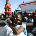 Fana Omede abraza a su hija Faith y a su mujer Tina, que llegaron días antes a Puerto del Rosario