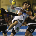 Juanjo intenta sobrepasar al extremo de Logroño Ángel Fernández durante el partido disputado en León la pasada temporada. JESÚS F. SALVADORES