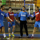 El Abanca Ademar quiere hacer valer hoy en la pista del Puerto Sagunto su condición de mejor equipo defensivo de la liga