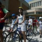 Varios participantes esperan el pistoletazo de salida de la marcha solidaria pro Proyecto Hombre