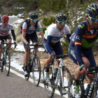 Marc Soler, en el centro, a rueda de Valverde, en el grupo que comanda Rojas, en la Volta.