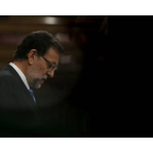 El presidente del Gobierno, Mariano Rajoy, durante su comparecencia ante el pleno del Congreso para informar sobre la cumbre europea de la semana pasada marcada por las noticias sobre el espionaje de Estados Unidos que le han llevado a pedir explicaciones