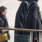 Mujeres musulmanas visten el burka en Lleida, en marzo del 2013.