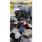 Pasajeros duermen en el aeropuerto de Barajas.