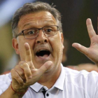 El técnico Tata Martino da instrucciones a los jugadores del Atlanta, en la final de la MLS.