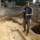 El arqueólogo Rodrigo Garnelo, en el ábside de la ermita de Toral, durante una de las excavaciones del año 2008.