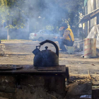 Civiles ucranianos cocinan en una calle en Kupiansk. SERGEY KOZLOV