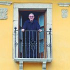 El rector de la basilica de la Encina Antolin de Cela se asoma al balcón de su residencia en el barrio de San Andrés de Ponferrada foto Luis de la Mata