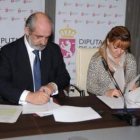 Santos Llamas e Isabel Carrasco, ayer en la firma.