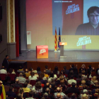 Los asistentes a un acto en Mollerussa aplauden la intervención de Carles Puigdemont. TONI ALBIR