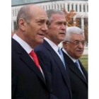 Bush (centro) flanqueado por Olmert  (izda) y Abás (dcha)