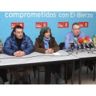 Los ediles y responsables orgánicos del PSOE cacabelense, en rueda de prensa el martes.