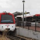 Trenes en el apeadero de la Asunción, ayer, en la fecha prevista para el inicio del cambio de transporte en Feve. RAMIRO