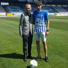 Jorge García fue presentado con la camiseta que ya luce el logotipo del nuevo patrocinador. FROC