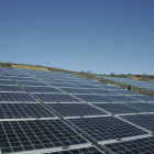 Imagen de archivo de paneles solares instalados en la comarca del Bierzo. VÍCTOR ARIAS