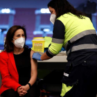 La ministra de Defensa, la leonesa Margarita Robles, de 1956, se vacunó ayer en Madrid. CHEMA MOYA