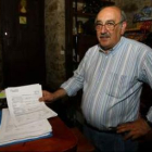 El portavoz del PP en Carcuedo, Miguel Ángel Fernández, en su mesón minutos después del susto