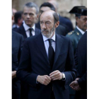 El ministro de Interior, Rubalcaba, en el funeral de los guardias civiles asesinados ayer.