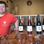 David Martínez, fiel colaborador de la bodega El Sueño de las Alforjas, con algunos de sus vinos. MEDINA