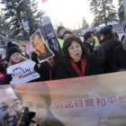 Seguidores del disidente chino Liu Xiaobo se manifiestan ante la embajada china en Oslo.