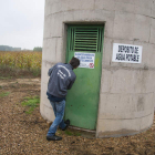 Un empleado municipal accede al depósito de agua de Oteruelo. OTERO PERANDONES