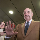 El abogado de la infanta Cristina, Miquel Roca, a la salida de su despacho.
