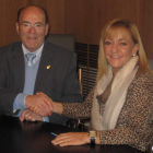 Rafael Blanco e Isabel Carrasco, ayer tras la firma del acuerdo.